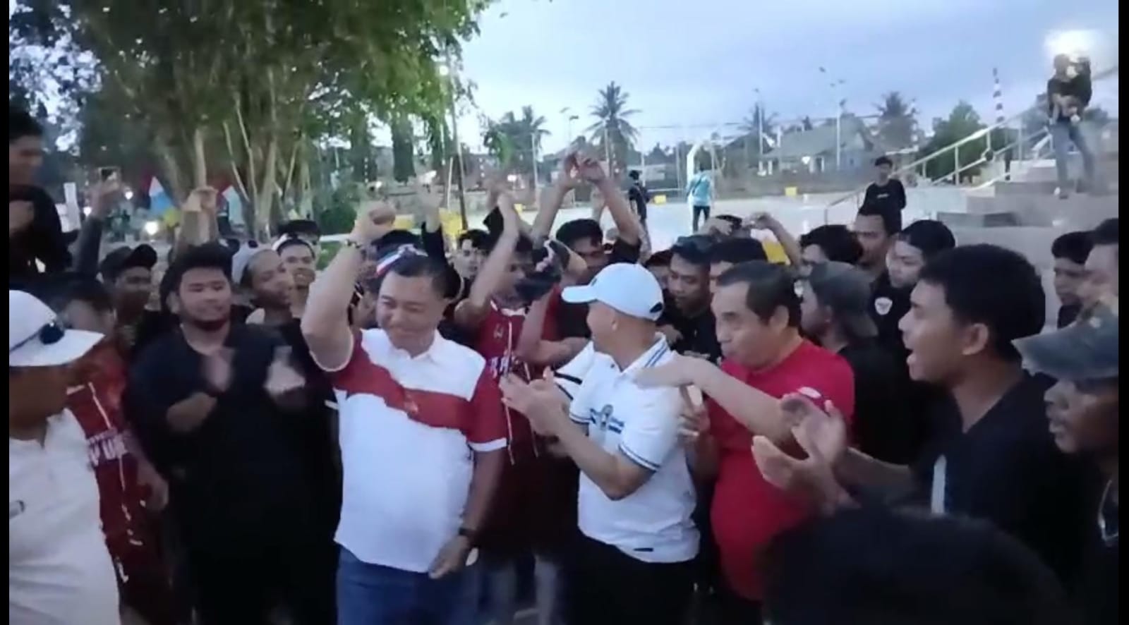 Wakil Bupati Kapuas Dodo berbaur dengan suporter dan pemain Kapuas 88 Bersinar FC merayakan kemenangan.ART/KALTENG POS