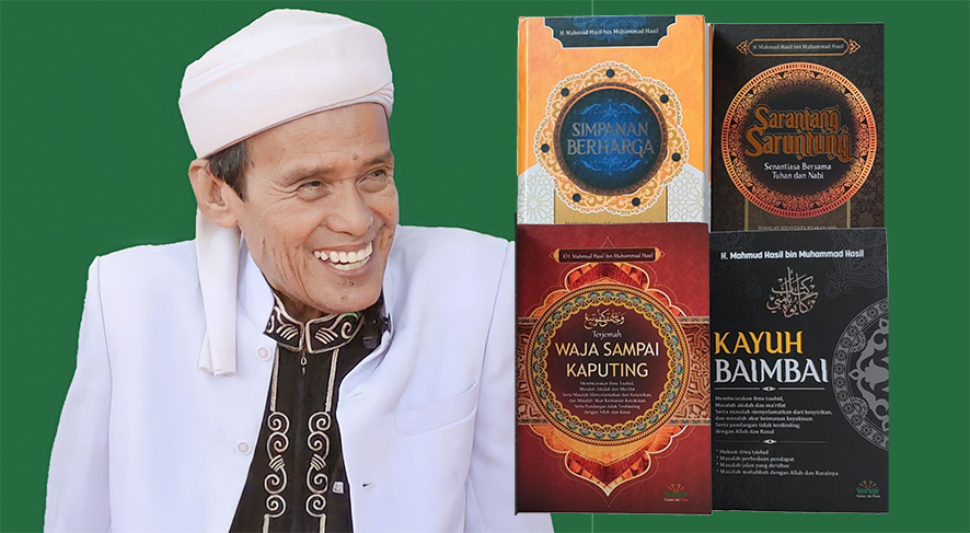 Alm KH Mahmud Hasil dan empat kitab karya Alm KH Mahmud Hasil.