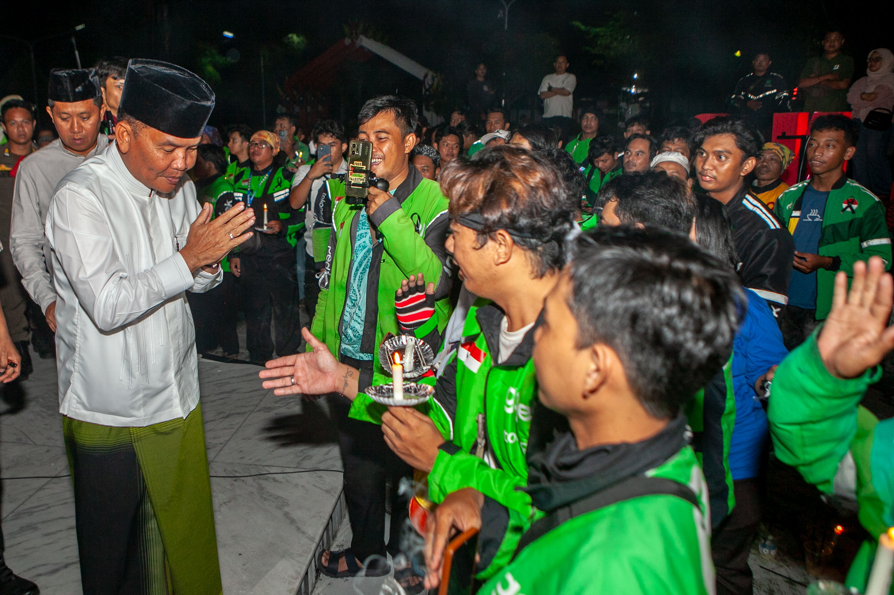 Gubernur Kalteng H Agustiar Sabran, menyapa pengemudi ojol saat menyalakan lilin, tabur bunga di Tugu Soekarno, Palangka Raya, Kamis malam (4/9/2025).