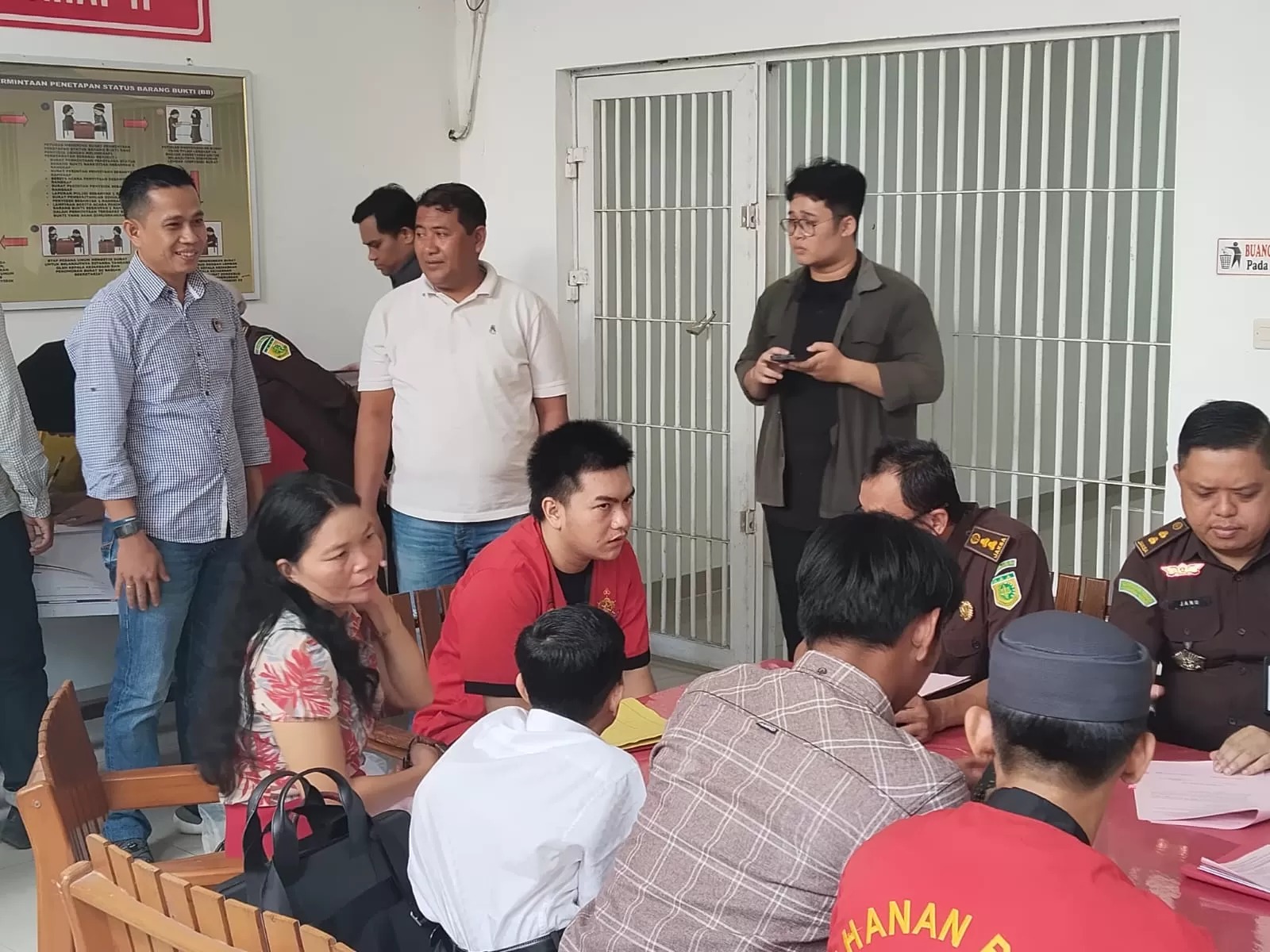 Pelaku pembunhan Nurmaliza (29), Alvaro alias AJ (23) datang ke kantor Kejaksaan Negeri Palangka Raya. AGUS JAYA/KALTENG POS