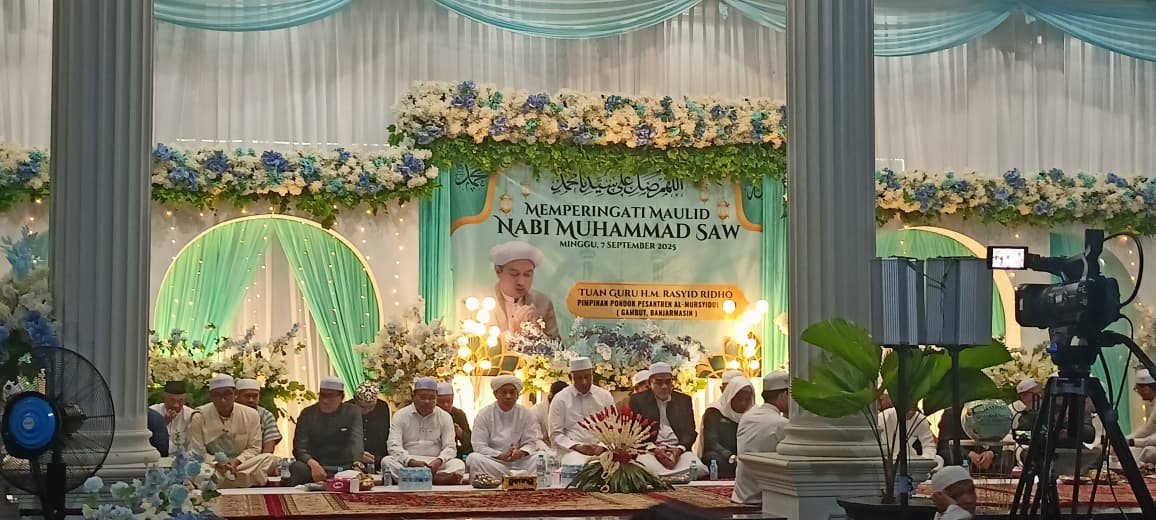 Suasana peringatan Maulid Nabi Muhammad SAW yang digelar Owner PT Calvin Berkah Mandiri (Perumahan Casadova), H Sahrin, di kediamannya, Jalan Perintis.AZUBA/KALTENG POS