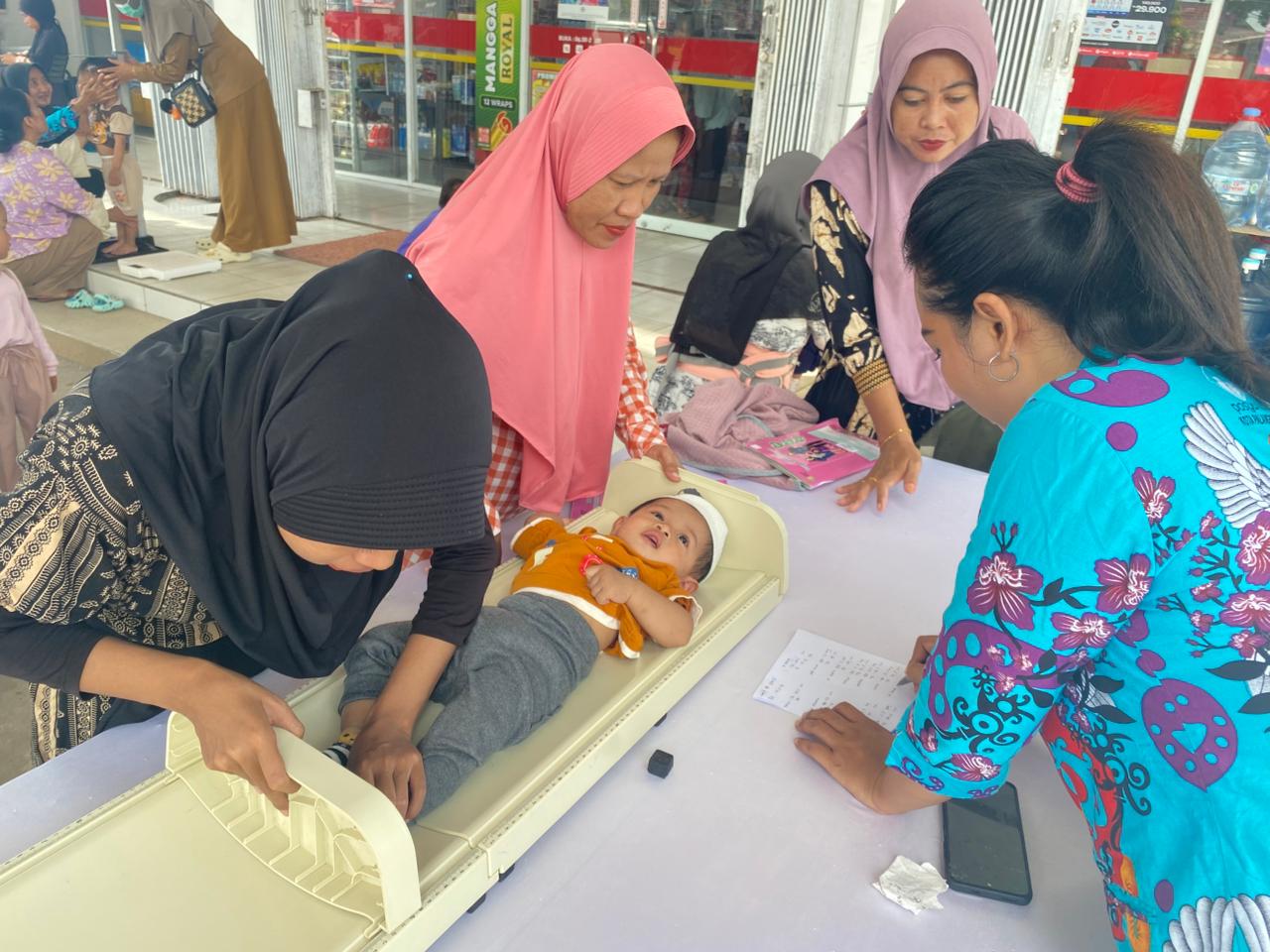 Program sahabat posyandu diikuti puluhan anak-anak di gerai Alfamart RTA Milono Km 7 di Kota Palangka Raya, Senin (8/9/2025)