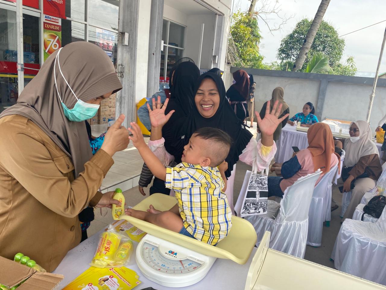 Program sahabat posyandu diikuti puluhan anak-anak di gerai Alfamart RTA Milono Km 7 di Kota Palangka Raya, Senin (8/9/2025)