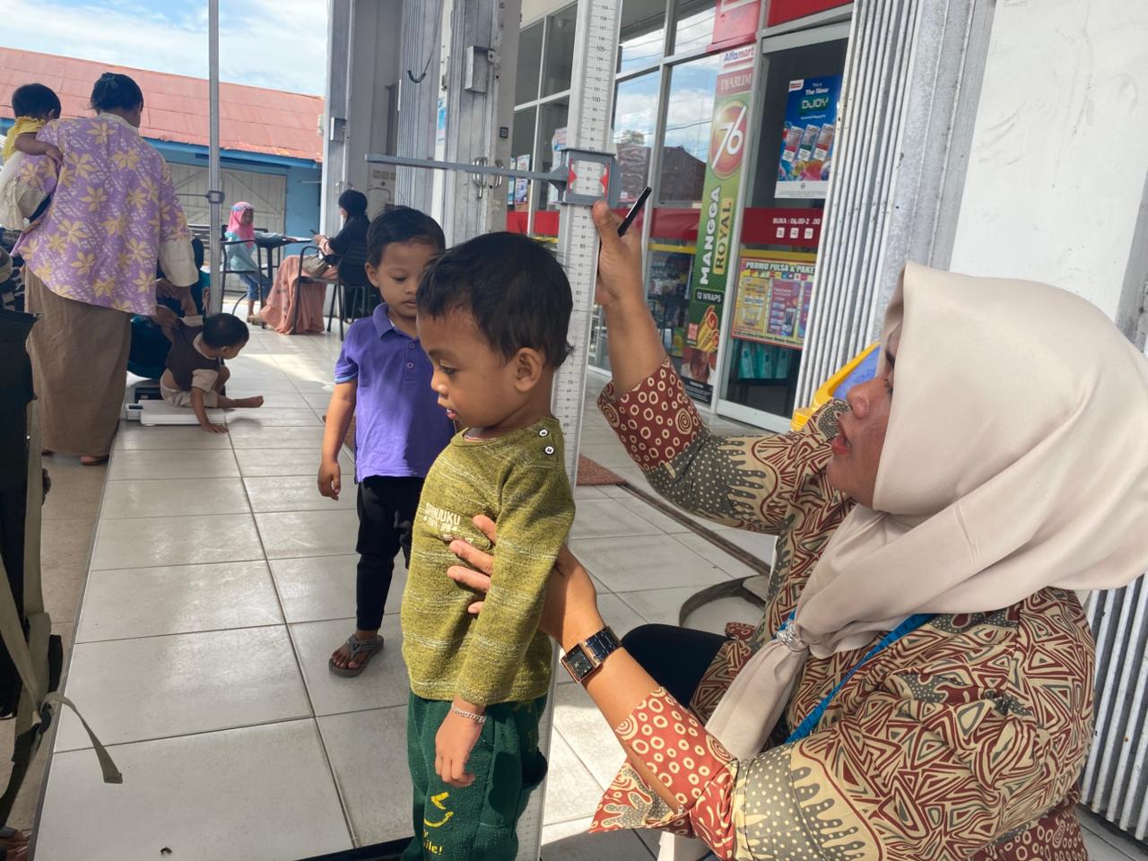 Program sahabat posyandu diikuti puluhan anak-anak di gerai Alfamart RTA Milono Km 7 di Kota Palangka Raya, Senin (8/9/2025)