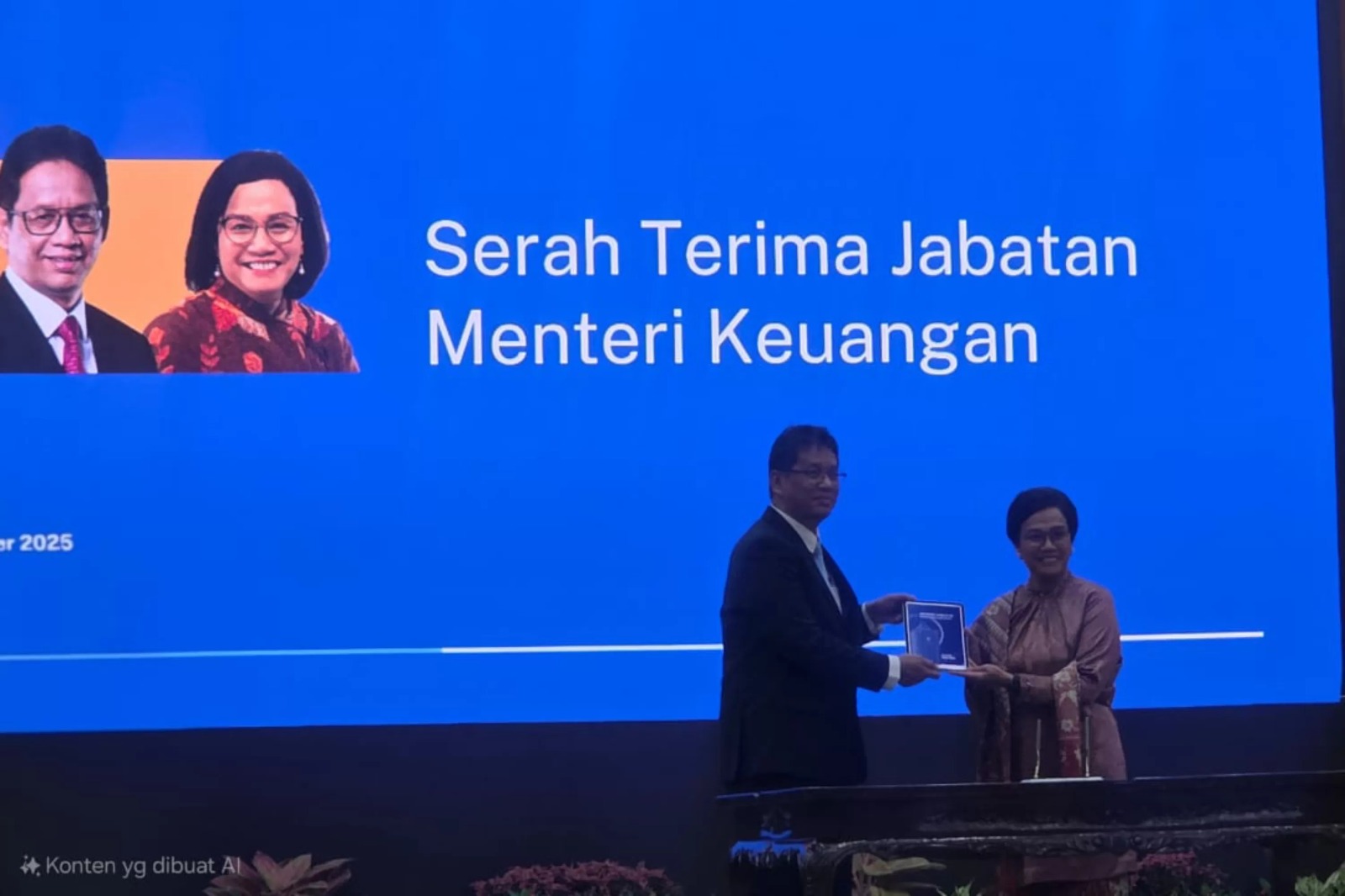Serah terima jabatan Menteri Keuangan dari Sri Mulyani Indrawati kepada Purbaya Yudhi Sadewa di Aula Mezzanine, Gedung Djuanda I, Jakarta Pusat, Selasa (9/9/2025).
