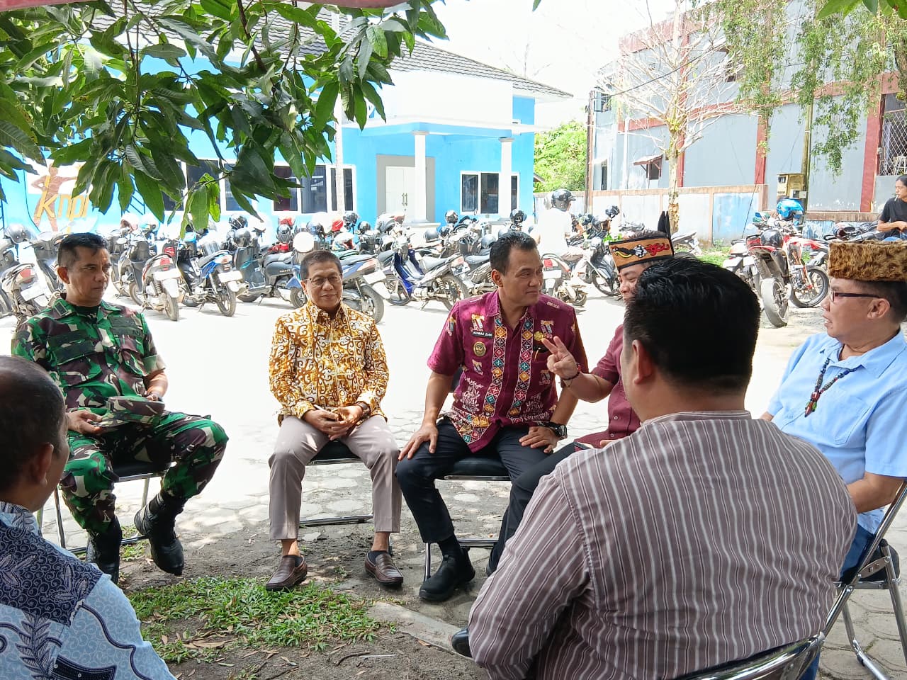 Wakil Wali Kota Palangka Raya, Achmad Zaini berbincang dengan Sekretaris DAD Kalteng, di halaman gedung KNPI Kalteng, Jumat (5/9/2025). ILHAM ROMADHONA/ KALTENG POS