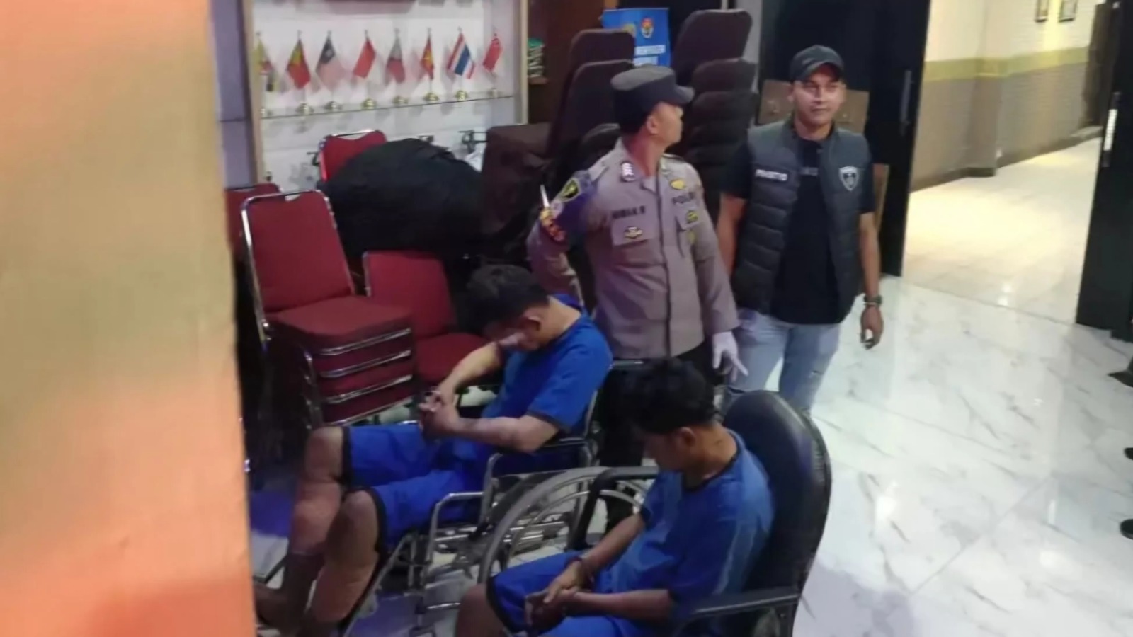 Dua pelaku pembunuhan satu keluarga di Indramayu diamankan polisi.