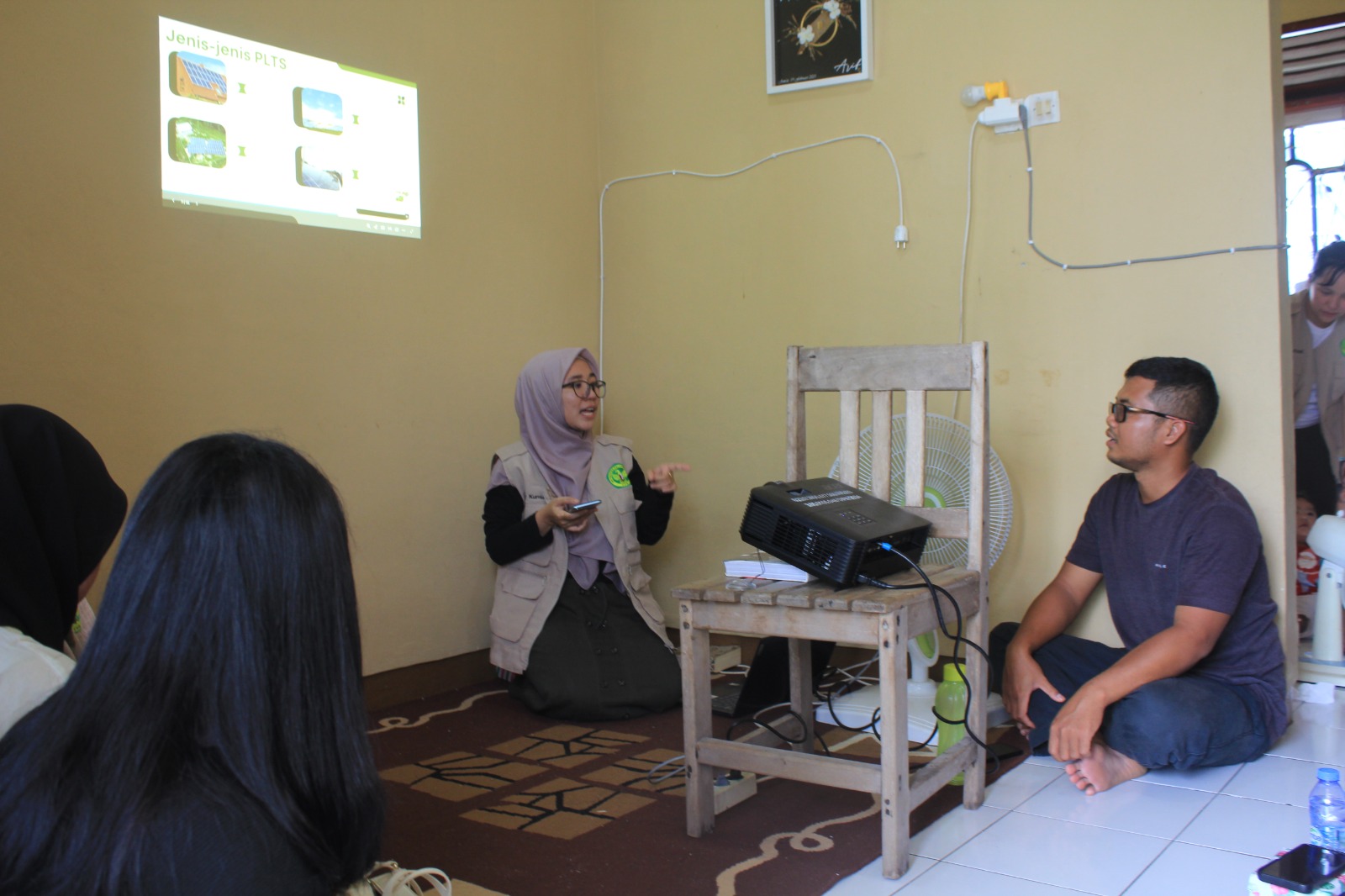 Penyampaian Sosialisasi tentang PLTS, IoT dan Diversifikasi Tanaman oleh Tim kepada Saintis Farm