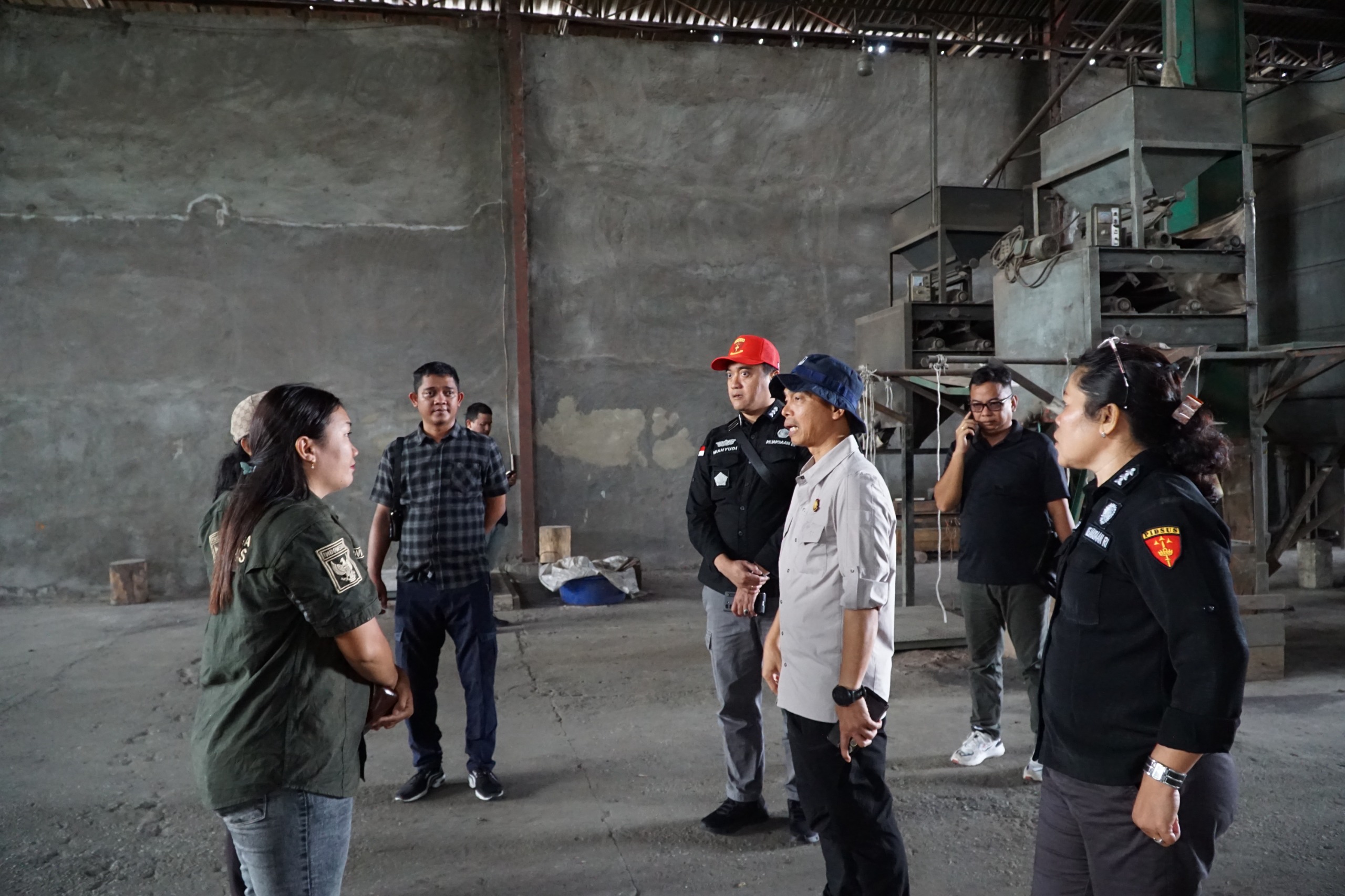Penyidik Kejati Kalteng saat akan menyegel pabrik PT Investasi Mandiri di Gunung Mas. HUMAS KEJATI KALTENG