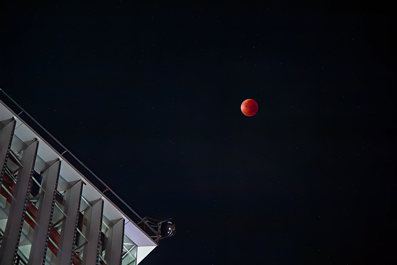 Blood Moon pada Minggu malam (7/9/2025).