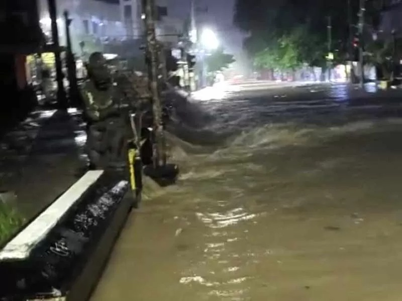 Kondisi Jalan Hasannudin, Denpasar, dini hari saat banjir.