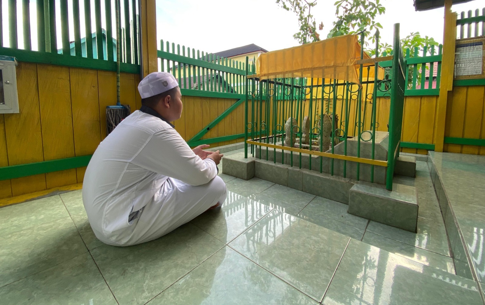 Peziarah datang dari berbagai daerah berziarah ke makam Syekh Muhammad Ghazali Arsyad Al Banjari di Gang Rambai 6 Jalan Ir H Juanda, Sampit. MIFTAH/KALTENG POS