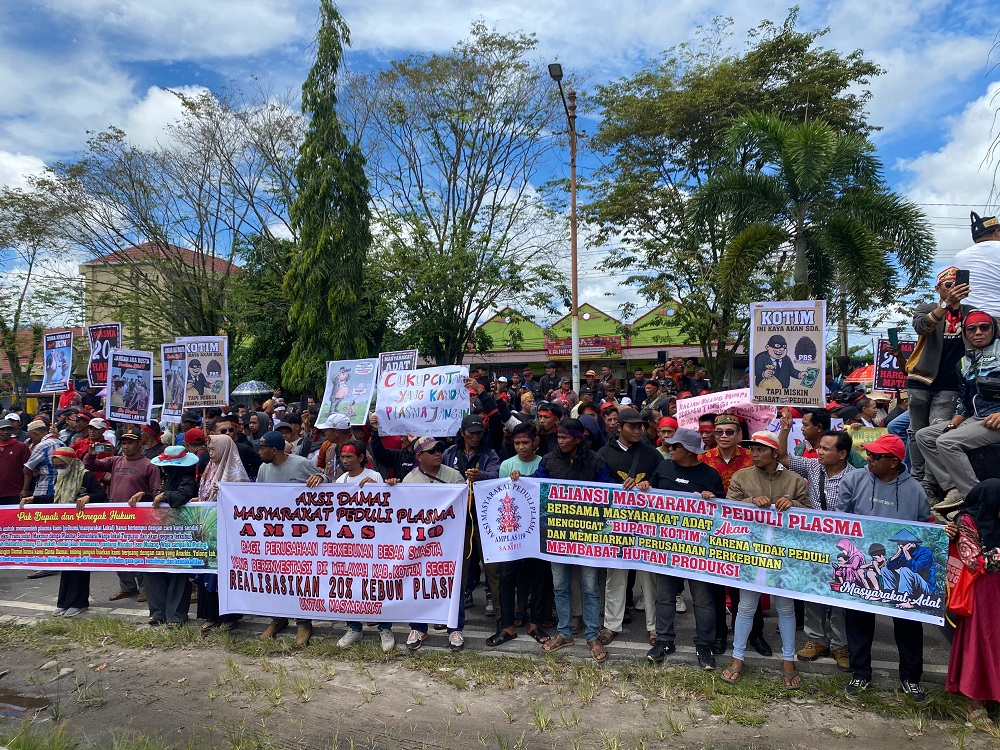 Massa menggeruduk Kantor Setda Kotim. MIFTAH/KALTENG POS