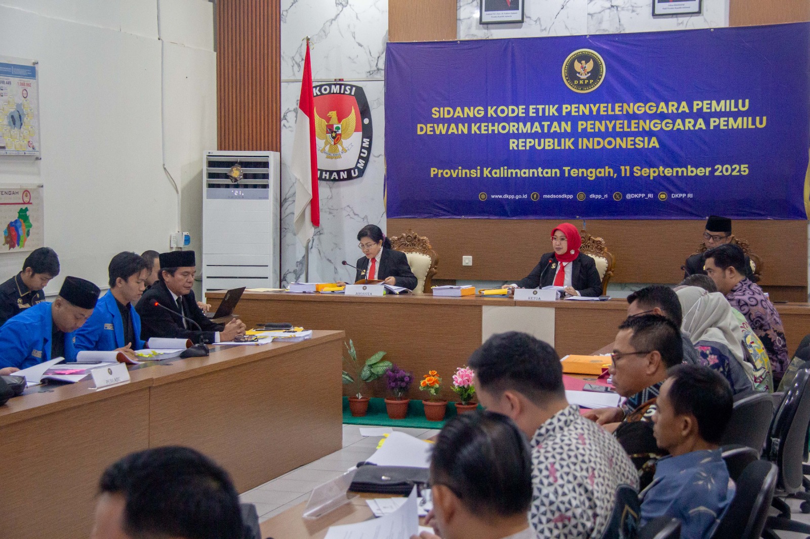 DKPP menggelar sidang terhadap Komisioner Bawaslu Batara dan Kalteng terkait dugaan pelanggaran etik di KPU Kalteng, Kamis (11/9/2025). ARIEF PRATHAMA/KALTENG POS