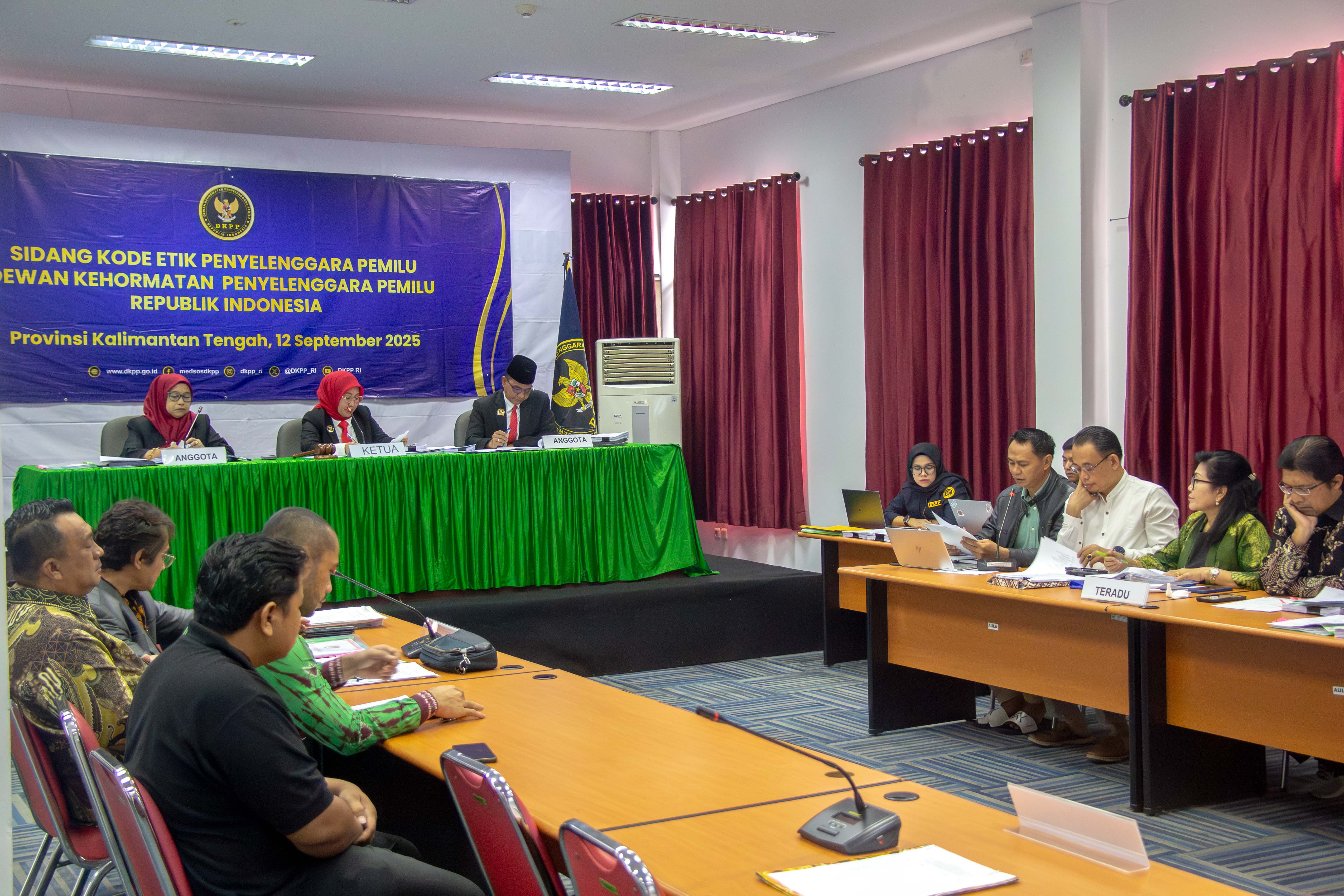 Sidang pemeriksaan perkara nomor 166-PKE-DKPP/VI/2025 di Kantor Bawaslu Kalteng, Jumat (12/9).