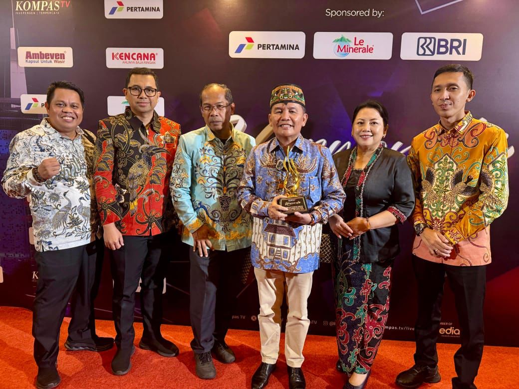Gubernur Kalteng H Agustiar Sabran memegang trofi penghargaan nasional atas kepedulian terhadap layanan kesehatan dan gizi anak 2025 pada perayaan HUT ke-14 Kompas TV, Kamis malam (11/9/2025).
