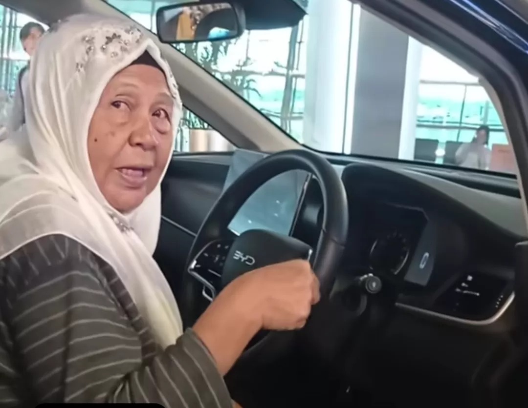 Oma Nino gagal minta uang ke Ivan Gunawan. Kali ini, dia minta dibelikan mobil listrik seharga hampir Rp 500 juta ke Raffi Ahmad. (TikTok: Oma Nino)