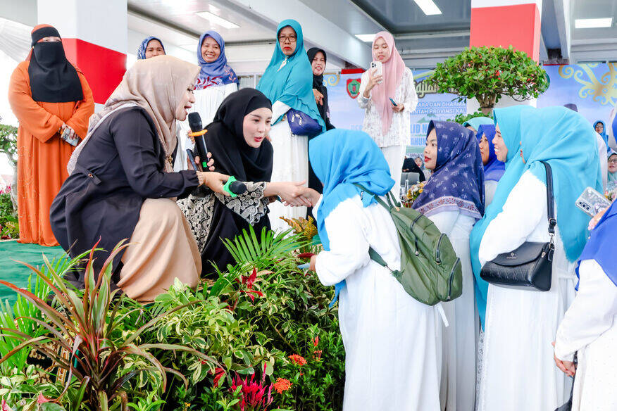 Ketua TP-PKK Kalteng, Aisyah Thisia Agustiar Sabran memberikan hadiah doorprize untuk jemaah yang hadir pada Maulid Nabi Muhammad SAW 1447 H di Istana Isen Mulang, Jumat (12/9/2025).MMC KALTENG