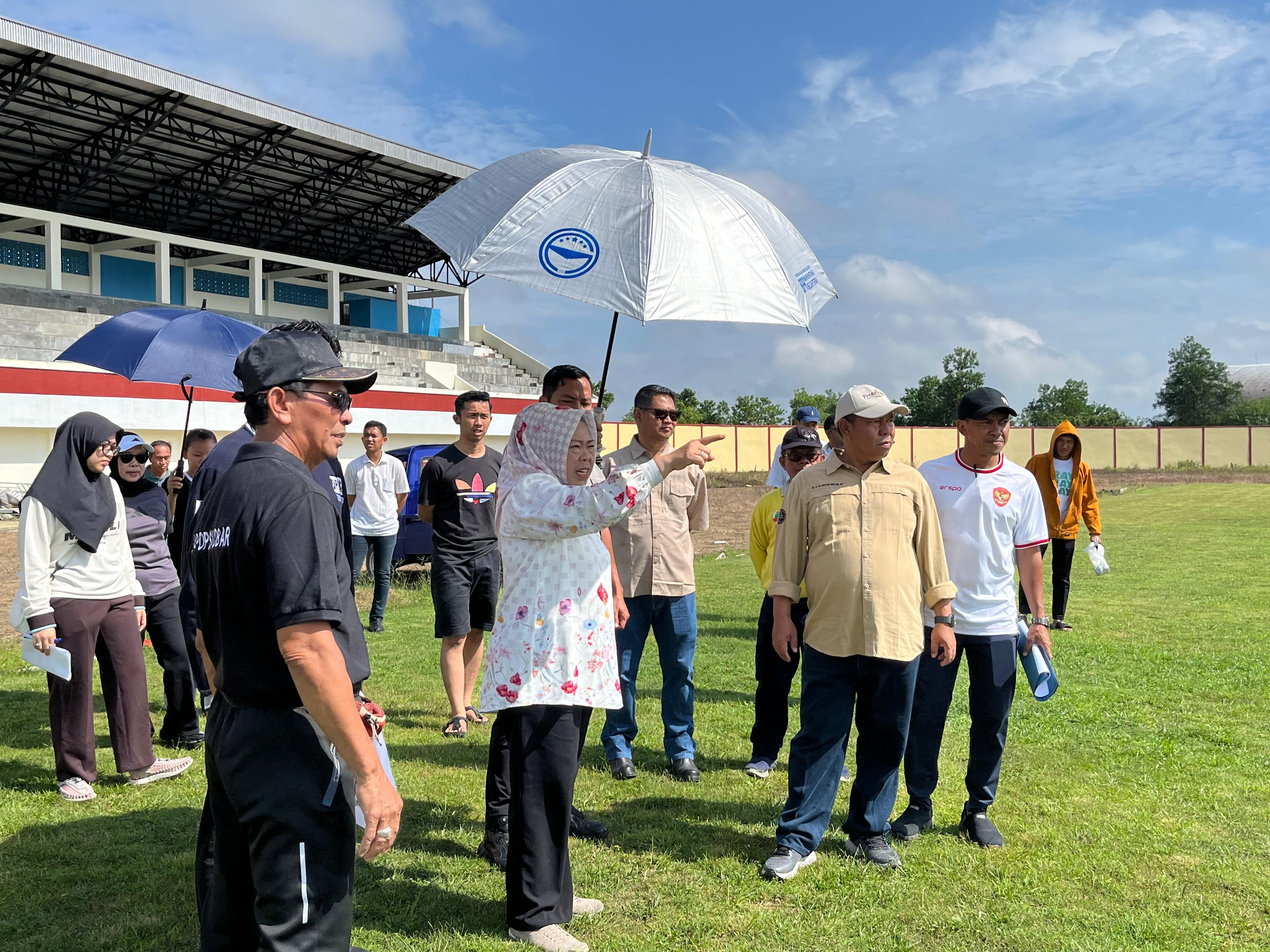 Bupati Kobar, Nurhidayah bersama Pengurus Koni Kobar dan Dinas teknis terkait meninjau bersama lokasi pembangunan venue.