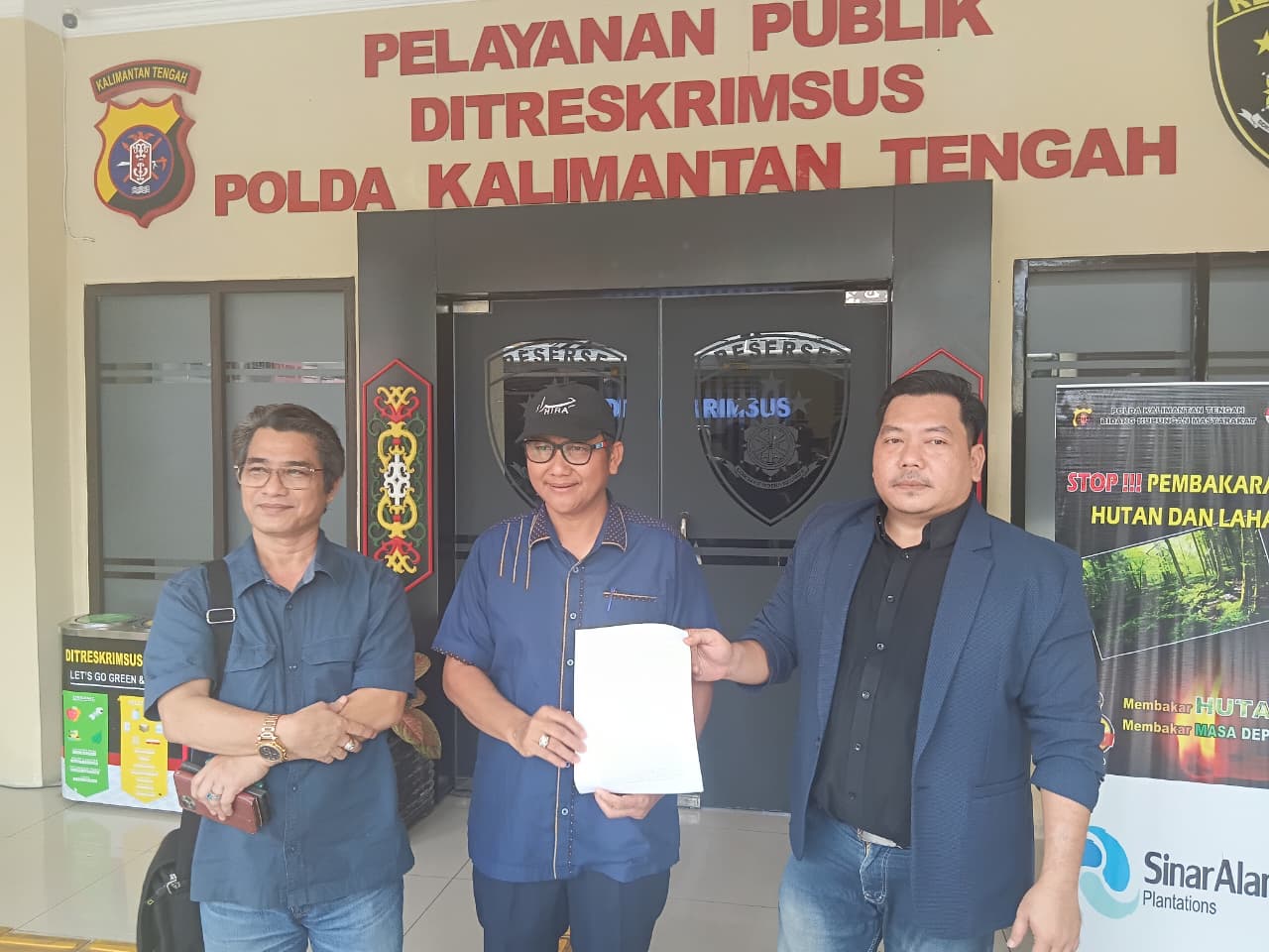 Hadi Suwandoyo (tengah) bersama kedua kuasa hukumnya setelah menyampaikan laporan ke Ditreskrimsus Polda Kalteng. ILHAM ROMADHONA/KALTENG POS