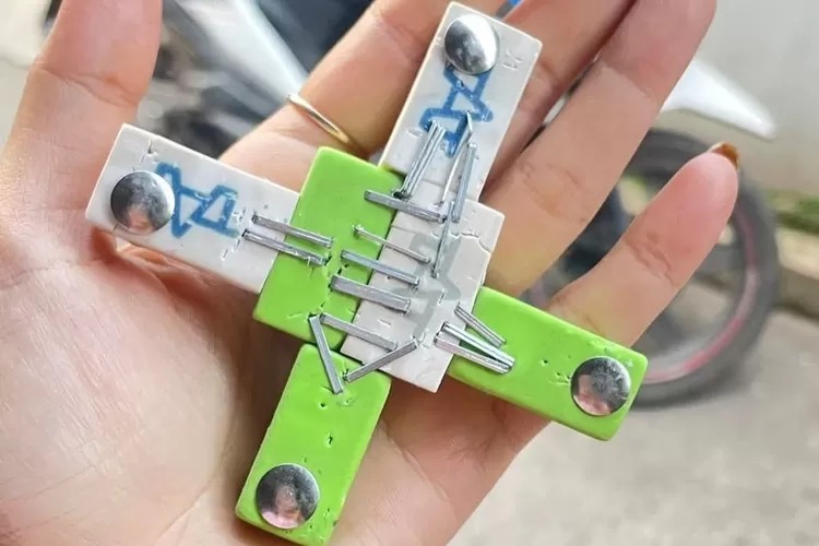 Mainan gasing terbuat dari penghapus.