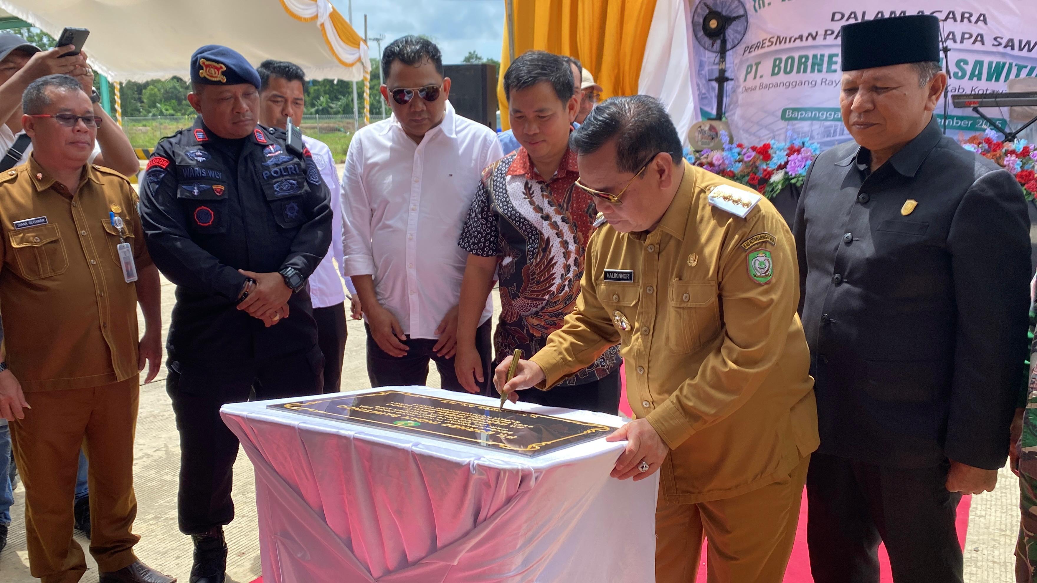 Bupati Kotim, Halikinnor saat meresmikan pabrik kelapa sawit baru, beberapa waktu lalu.MIFTAH/KALTENG POS