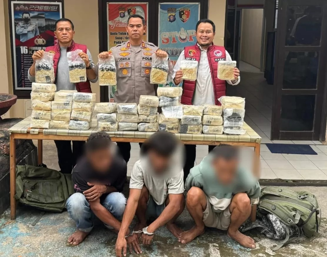 Kapolres Lamandau AKBP Joko Handono, didampingi Kasatres Narkoba AKP Fery Endro Priyawanto, saat mengamankan barang bukti, di depan Kantor Satresnarkoba Mapolres Lamandau