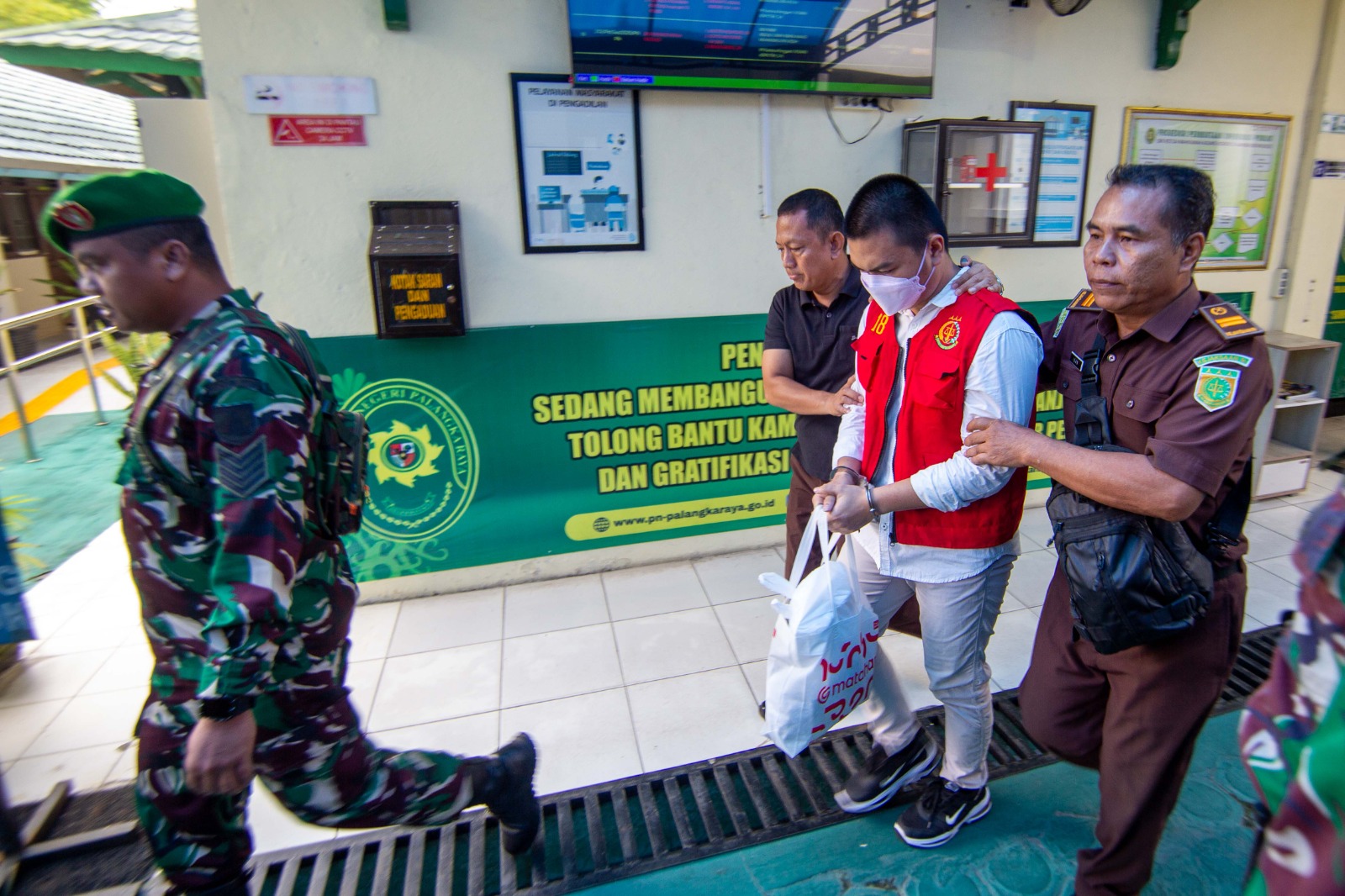Alvaro Jordan saat akan menuju ruang sidang. ARIEF PRATHAMA/KALTENG POS