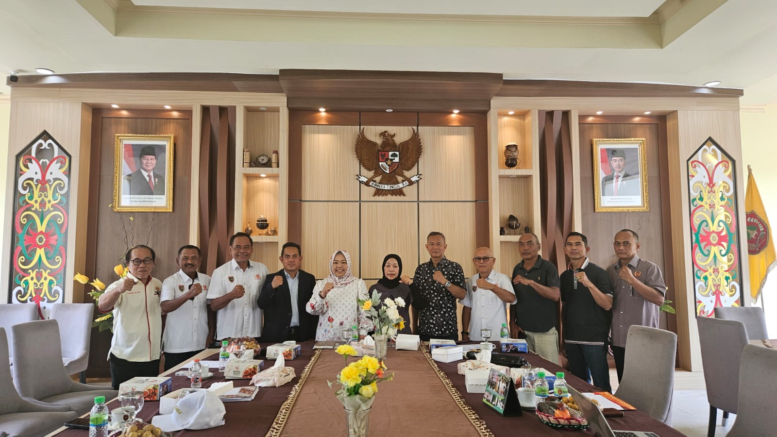 Bupati Kobar, Hj Nurhidayah bersama menerima kunjungan Pengurus KONI Kalteng belum lama ini. HUMAS