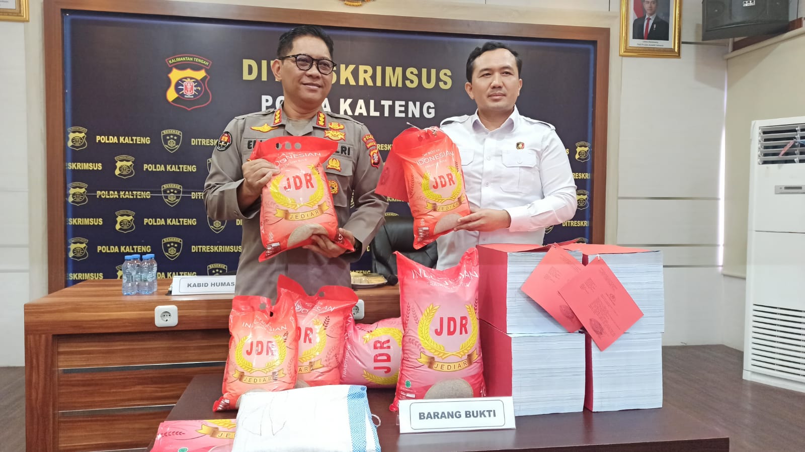 Kabid Humas Polda Kalteng Kombes Pol Erlan Munaji didampingi Direktur Ditreskrimsus Polda Kalteng, Kombes Pol Rimsyahton menunjukkan barang bukti.ARIEF PRATHAMA/KALTENG POS