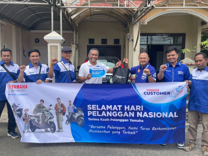 HARI PELANGGAN: PT STSJ Yamaha berbagi hadiah menarik hingga antar langsung motor Yamaha ke rumah konsumen.
