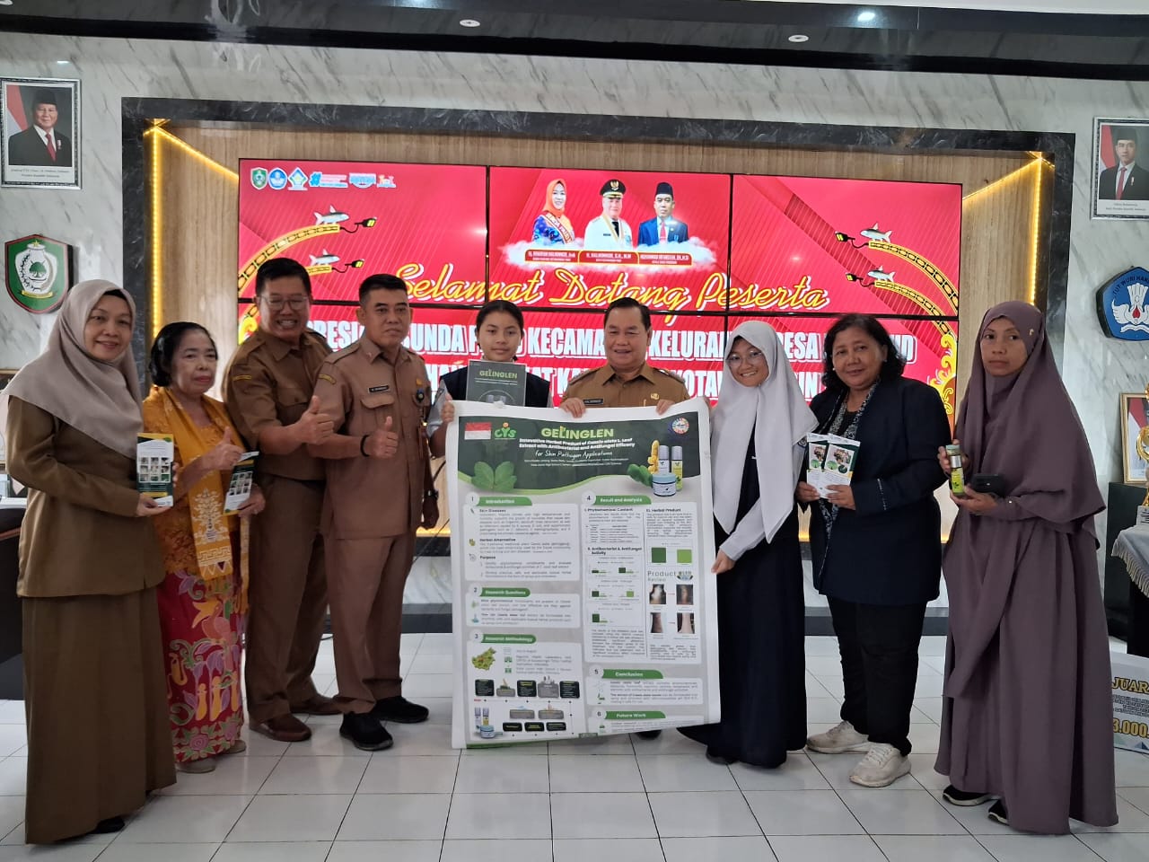 Bupati Kabupaten Kotim H.Halikinnor didampingi Kepala Disdik Kotim Muhammad Irfansyah saat melepas pelajar SMPN1 Sampit dalam ajang penelitian tingkat internasional yang digelar di Cyberjaya, Malaysia