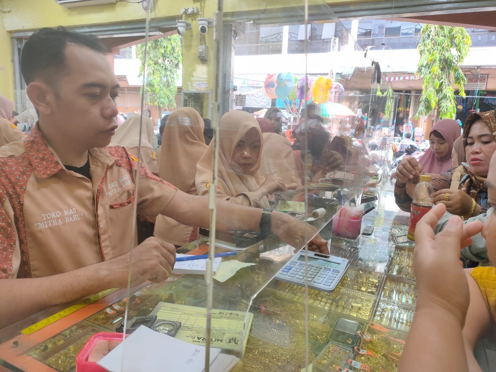 Jual beli emas.MIFTAH/KALTENG POS