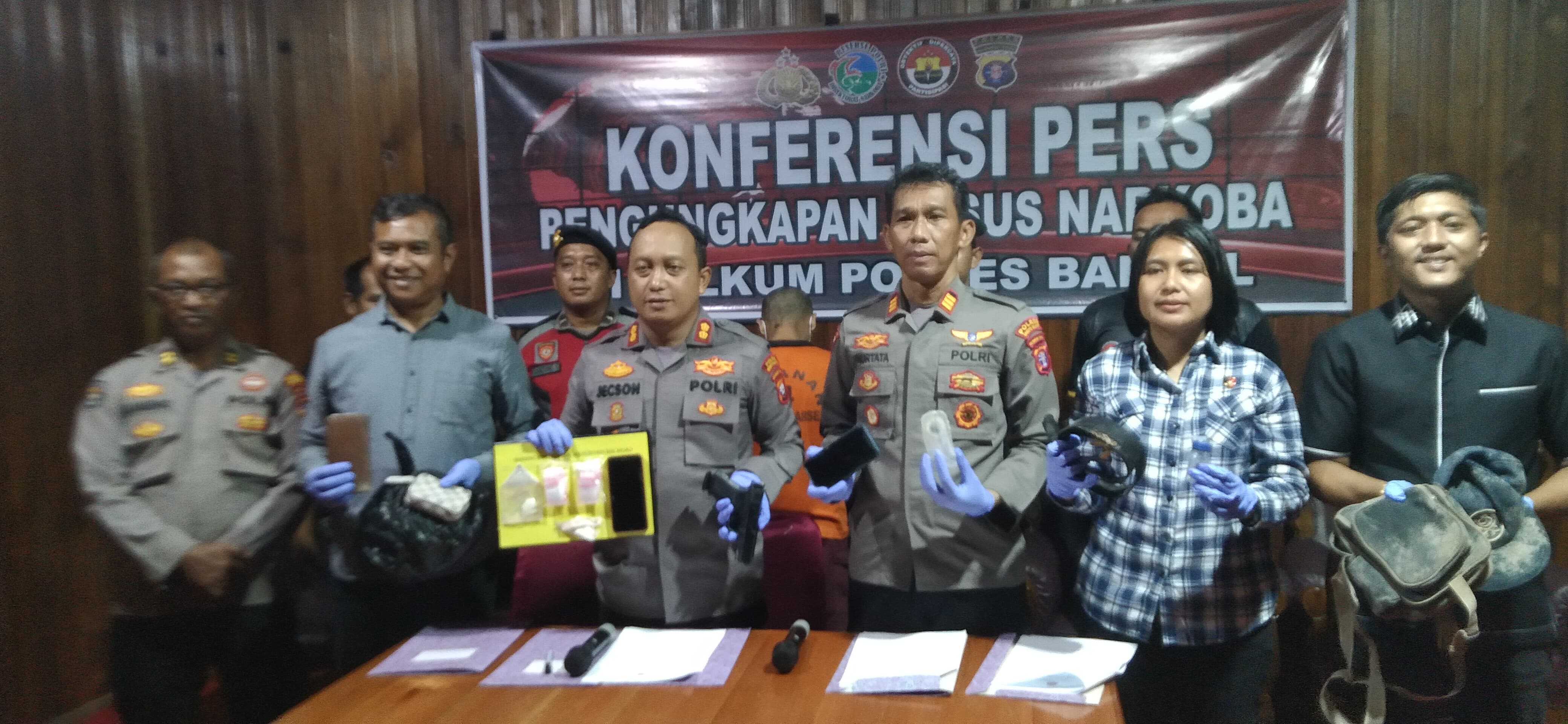 Kapolres Barsel AKBP Jecson Ricsko bersama jajaran rilis kasus narkoba.DENAR/KALTENG POS.