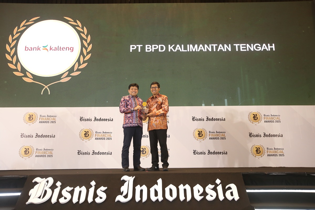 Direktur Utama PT Bank Kalteng, Maslipansyah menerima penghargaan pada hari Rabu (17/09) di Westin Hotel, Jakarta.