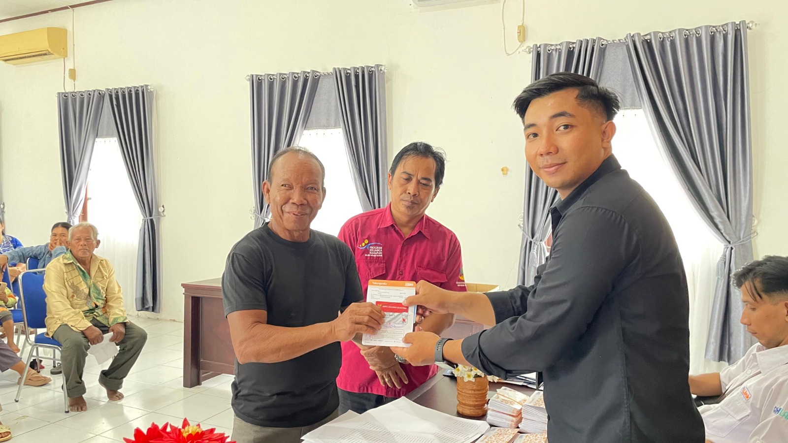 Sejumlah warga menerima rekening dan buku bantuan Pra Sejahtera di aula Dinsos, Senin (15/9/2025).