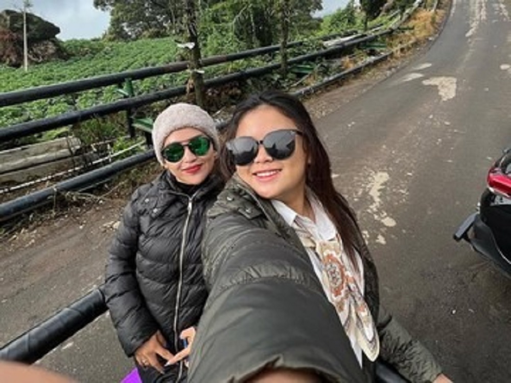 Mpok Alpa semasa hidup bersama anak pertamanya.