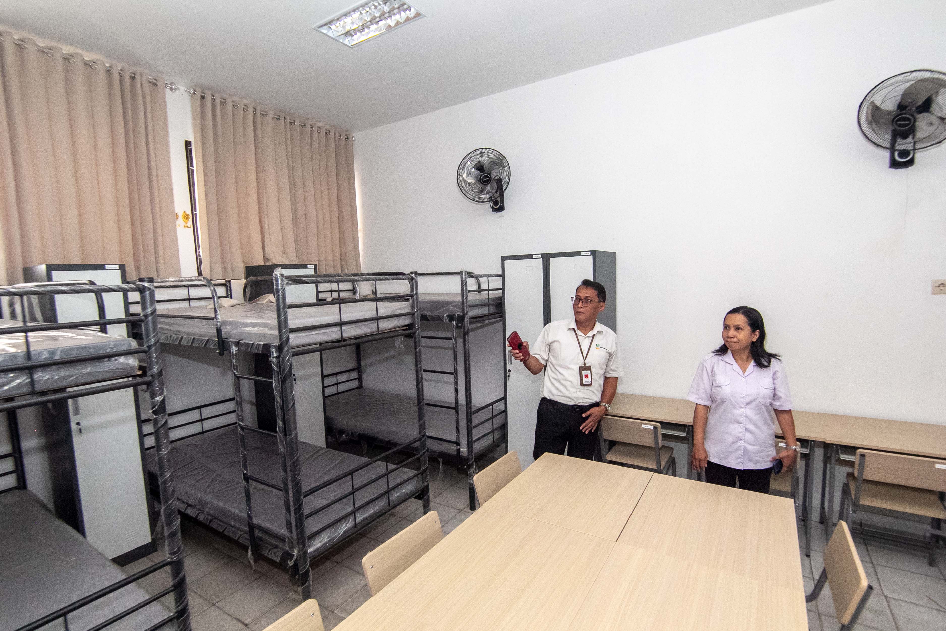 Sejumlah pejabat melihat secara langsung kondisi di Asrama Sekolah Rakyat di Jalan Iskandar, Palangka Raya, Rabu (17/9/2025). ARIEF PRATHAMA/KALTENG POS  &nbsp;