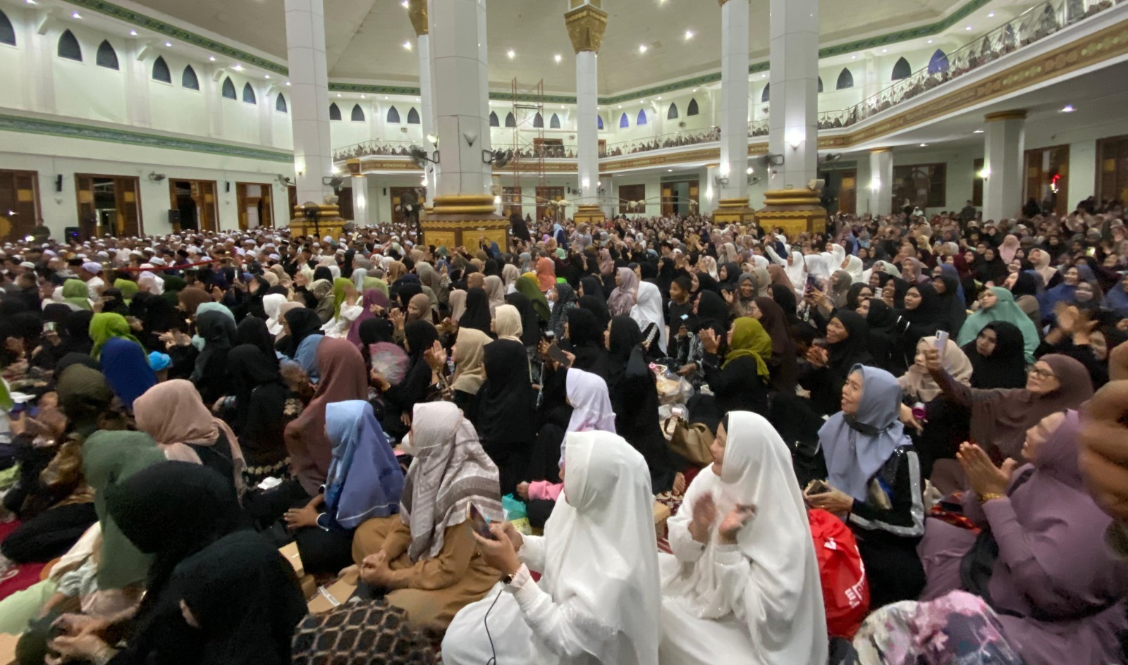 Ribuan jemaah ikuti gelaran Maulid Nabi di Masjid Wahyu Al-Hadi, kawasan Islamic Center.MIFTAH/KALTENG POS