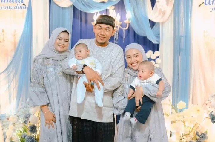 Mpok Alpa semasa hidup bersama suami dan anak-anaknya. (Instagram)
