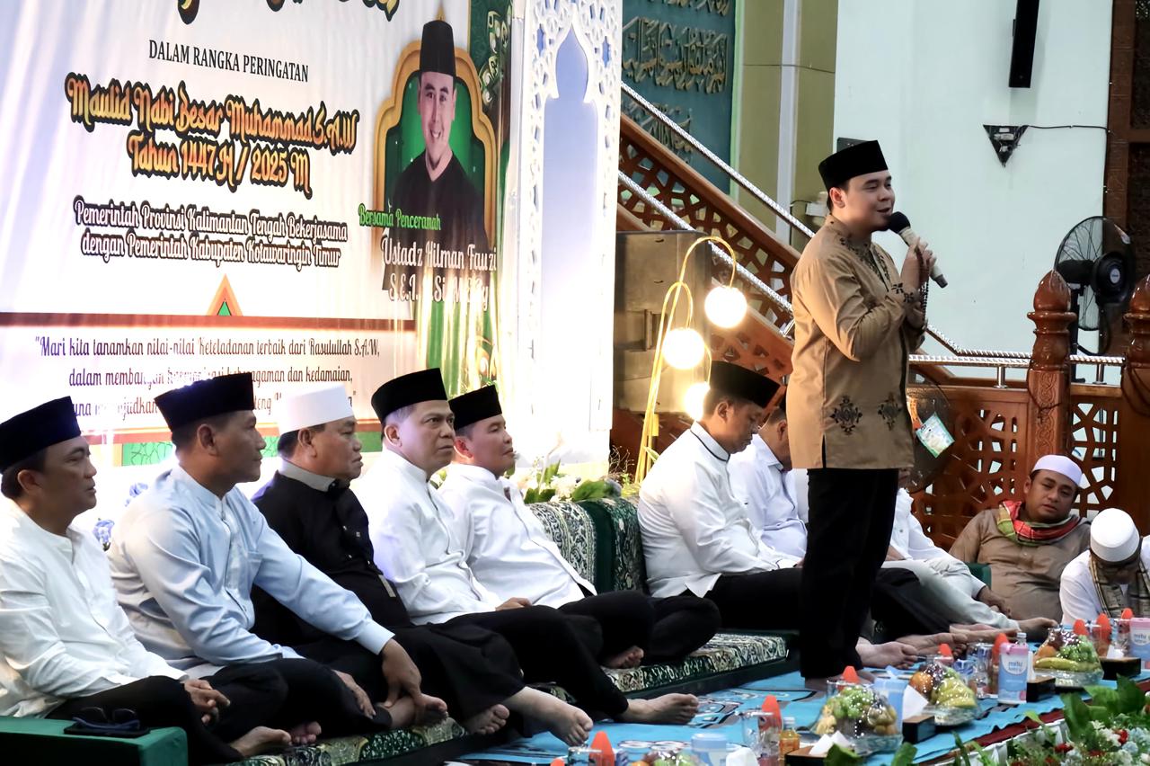 Ustaz Hilman Fauzi dalam ceramahnya di hadapan ribuan jamaah di Masjid Wahyu Al Hadi, Islamic Center Sampit, Kamis (18/9).