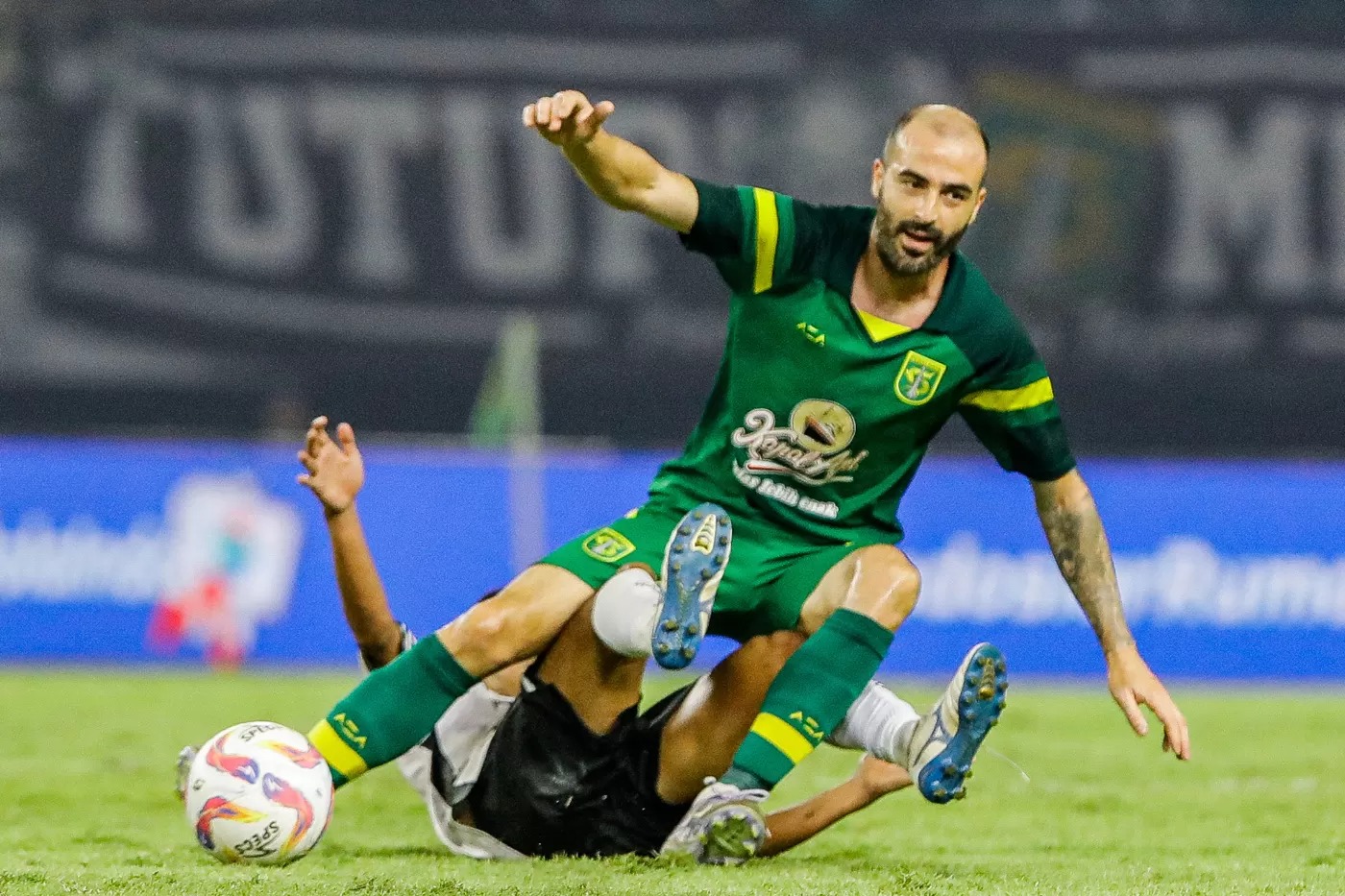 Pemain Persebaya Raickovic Milos akan menggantikan peran Rivera. RIANA SETIAWAN/JAWA POS