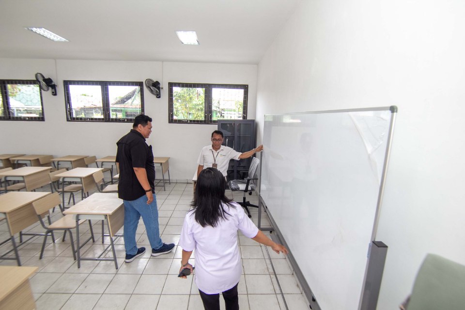 Sejumlah pejabat melihat secara langsung kondisi di tempat belajar Sekolah Rakyat di Jalan Iskandar, Palangka Raya, Rabu (17/9/2025). ARIEF PRATHAMA/KALTENG POS