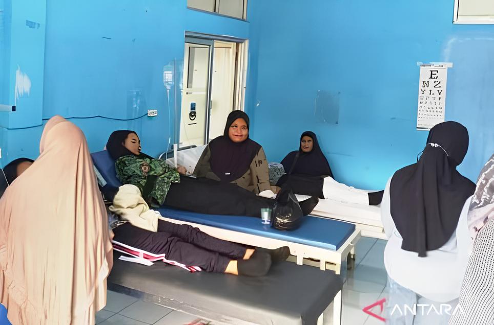 Sejumlah pasien diduga keracunan makanan menjalani perawatan medis di Puskesmas Kadungora, Kabupaten Garut, Jawa Barat, Rabu (17/9/2025). ANTARA/Feri Purnama.