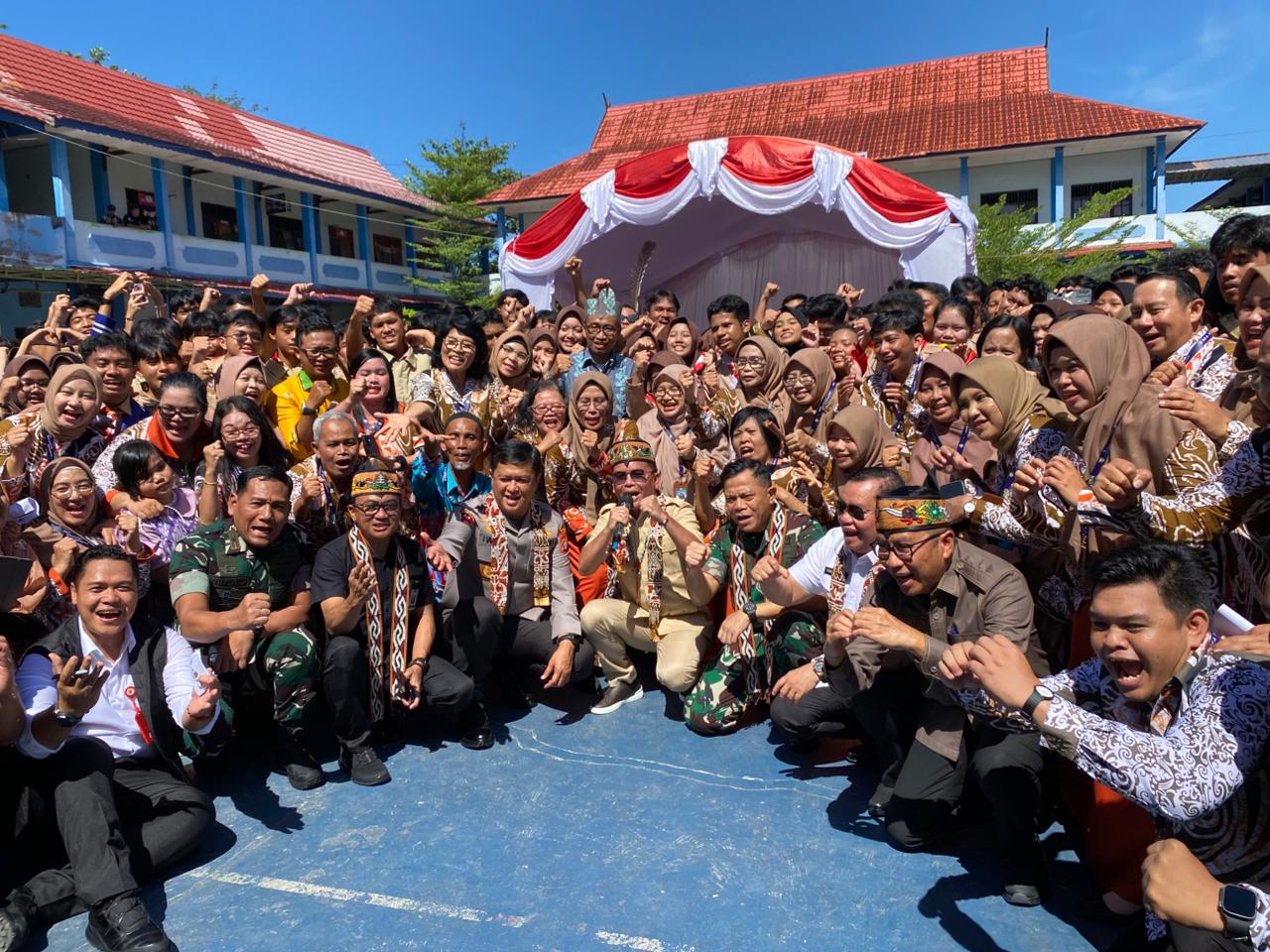 Gubernur Agustiar sambangi SMAN 1 Sampit, Jumat (19/9/2025).MIFTAH/KALTENG POS