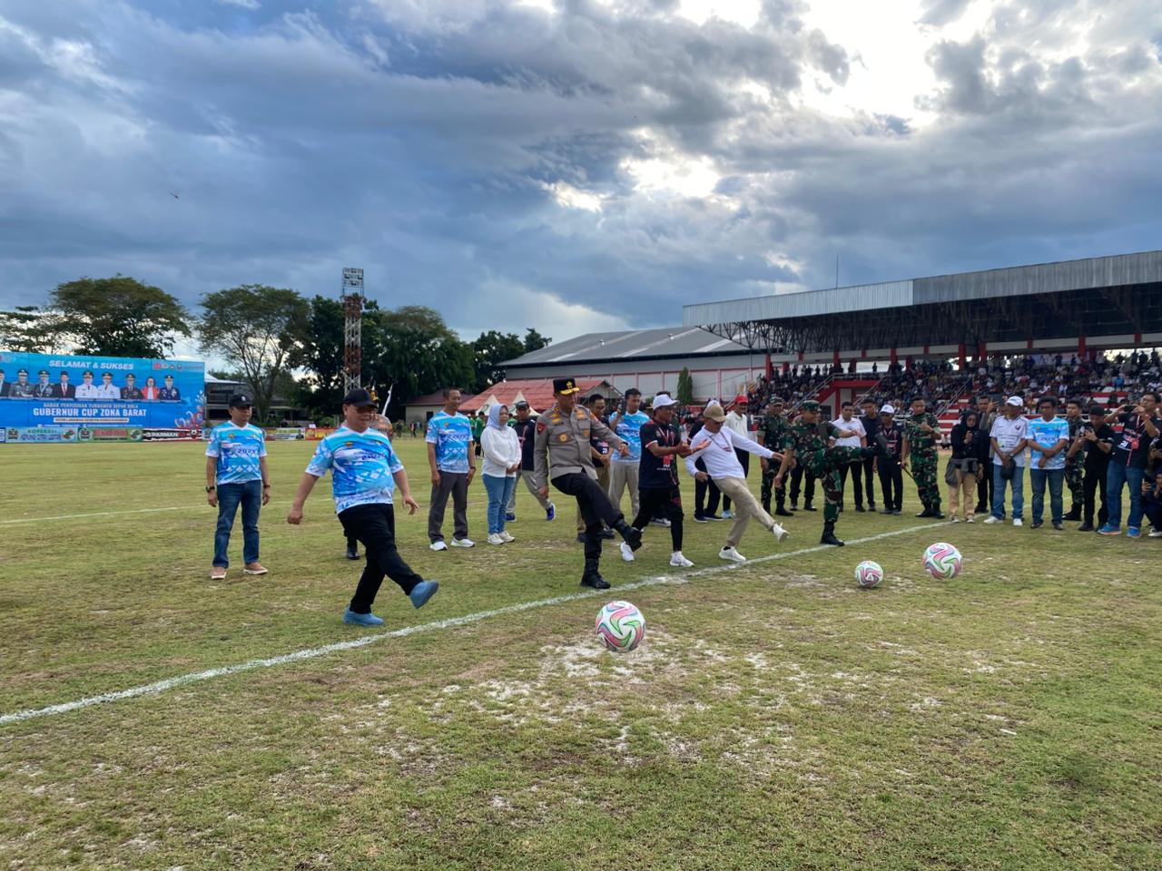 Gubernur Kalteng, H Agustiar Sabran (pakaian putih), didampingi pejabat lainnya, melakukan tendangan perdana sebagai tanda dibukanya Turnamen Sepak Bola Gubernur Cup Zona Barat di Stadion 29 Nopember.