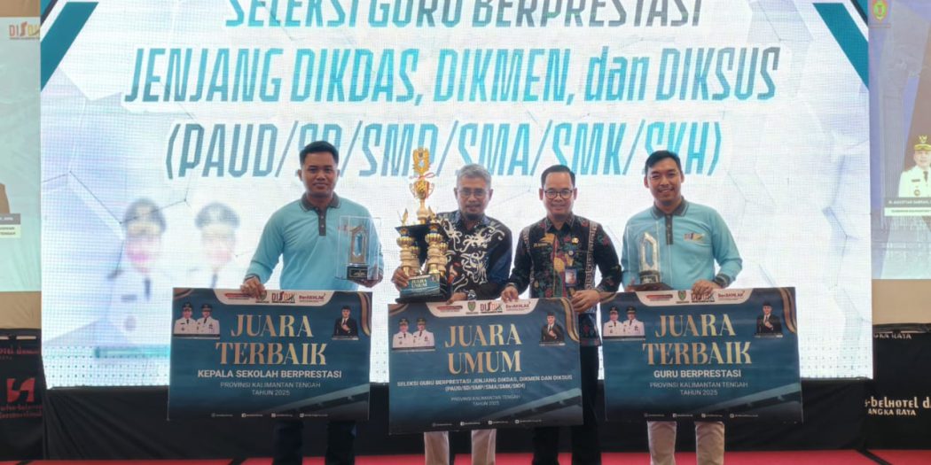 PRESTASI : Kepala Dinas Pendidikan Kota Palangka Raya, Jayani menerima penghargaan pada Perhelatan Seleksi Guru dan Kepala Sekolah Berprestasi Tingkat Provinsi Kalimantan Tengah tahun 2025.