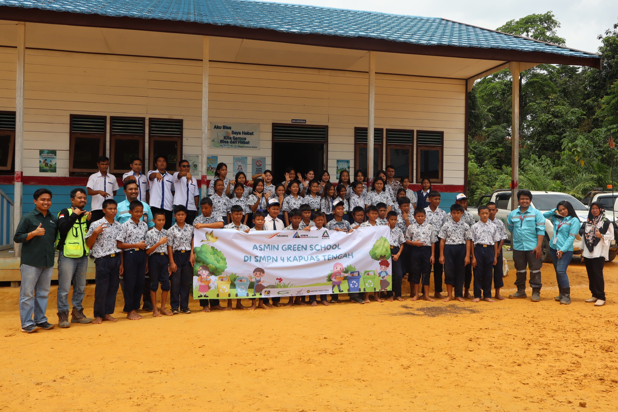 EDUKASI : Tim Asmin Green School 2.0 bersama siswa SMPN 4 Kapuas saat edukasi lingkungan tentang pengelolaan sampah. FOTO ASMIN