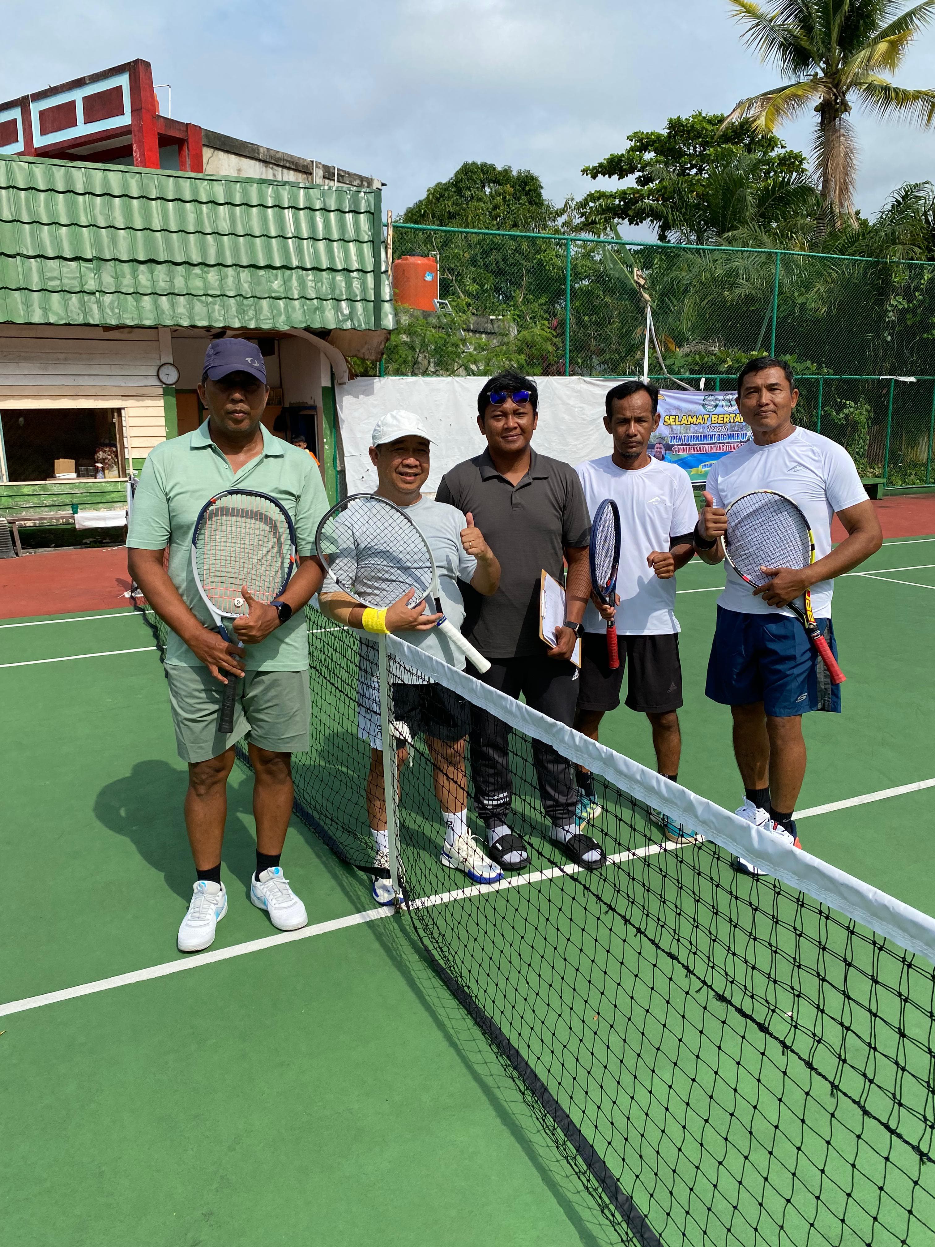 asangan Kadis DLH Provinsi Kalteng Joni Harta (dua dari kiri) bersama stafnya, Wuri Ariadi, berhasil lolos ke babak semifinal.