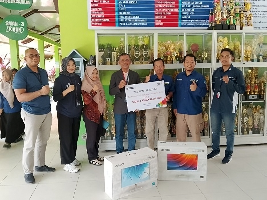 Pihak SMAN 3 Pangkalan Bun menerima unit AND dari Telkom Kalsel Teng.